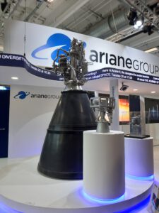 Modelle und Raketenantrieb und -düse am Stand von Arianespace